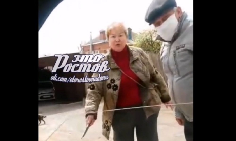 «Угрожали ножом»: пожилая пара накинулась на автомобилиста в Ростове