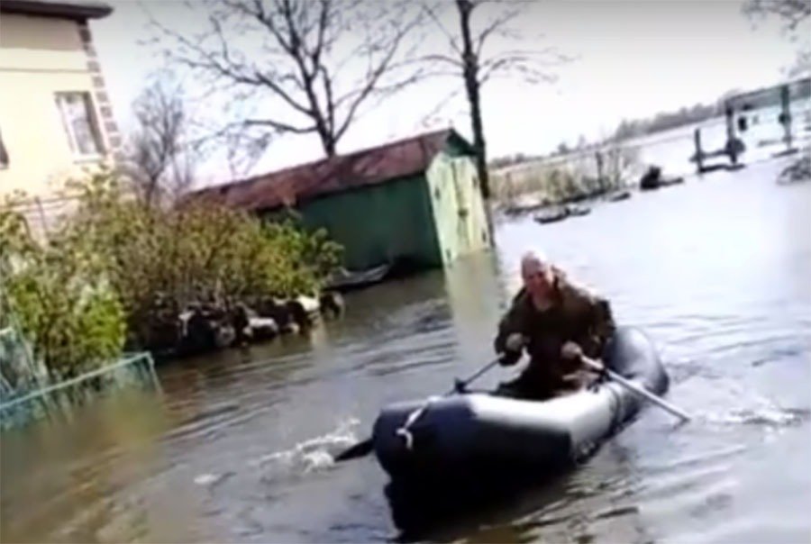 На лодках начали плавать по своим дворам жители Ростовской области из-за потопа