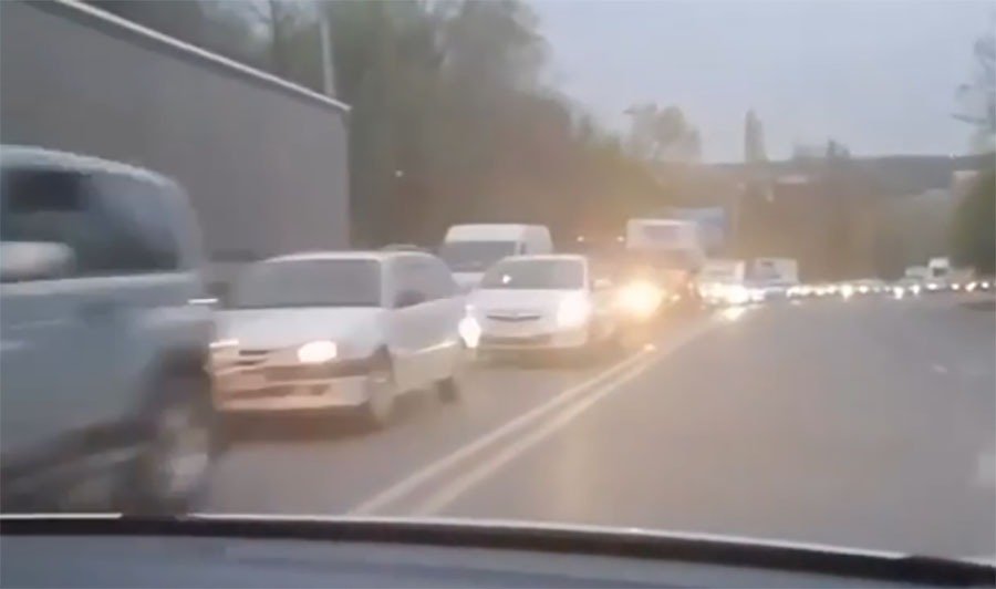 «Проверяют каждый автомобиль»: адская пробка образовалась на въезде в Ростов