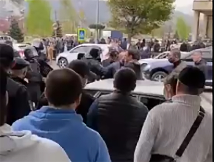 Против режима самоизоляции на стихийный митинг вышли жители Владикавказа