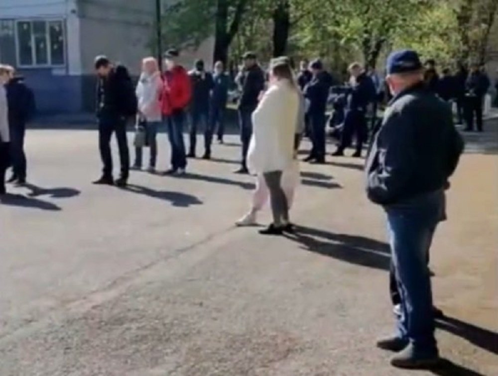 «Несмотря на замечания губернатора»: В Ростове опять выстроились очереди за пропусками для передвижения по городу