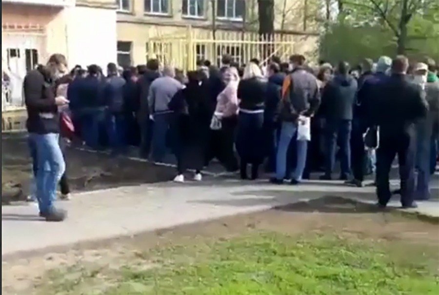 «Ад с пропусками в Ростове продолжается»: очередная рекордная очередь попала на видео