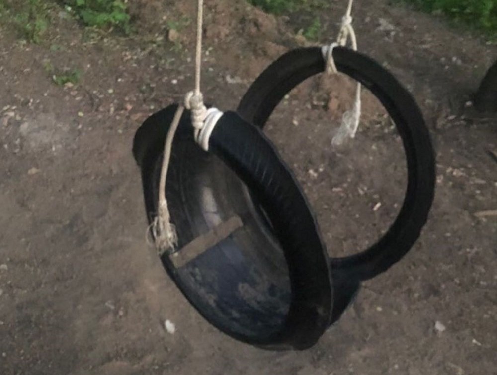 Самодельные качели украли в Ростове с детской площадки