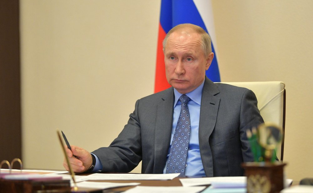 Путин продлил в России режим выходных дней до конца апреля