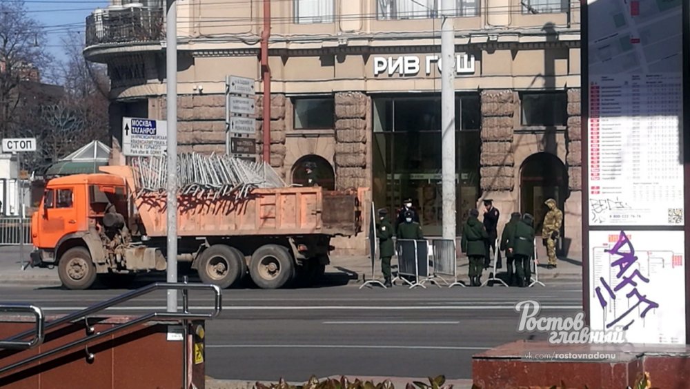 Заборами пешеходные зоны начали перекрывать в центре Ростова