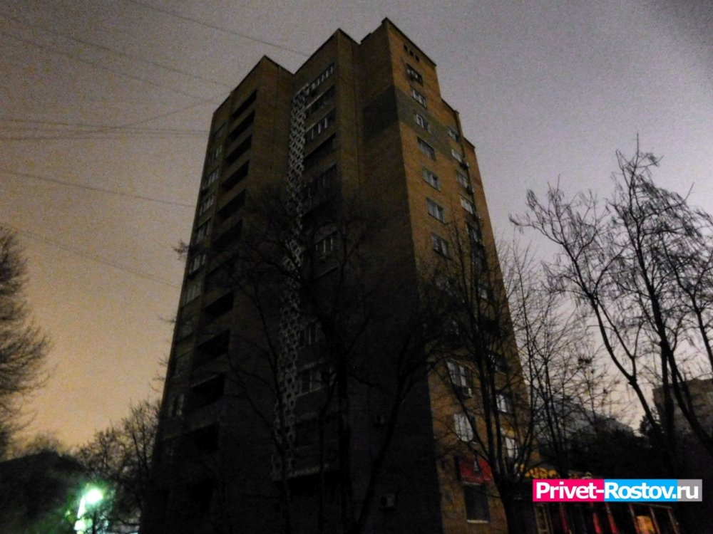 Ребенок едва не выпал из многоэтажки в центре Ростова
