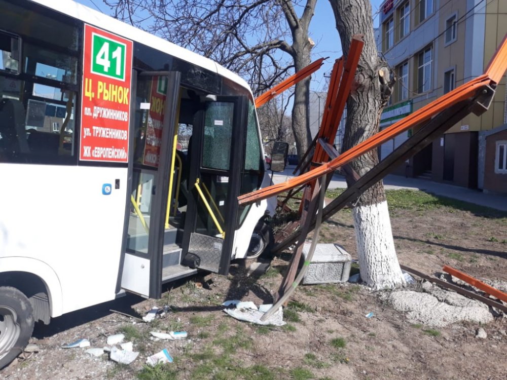 «Пассажирка в реанимации»: Автобус в Ростове врезался в остановку