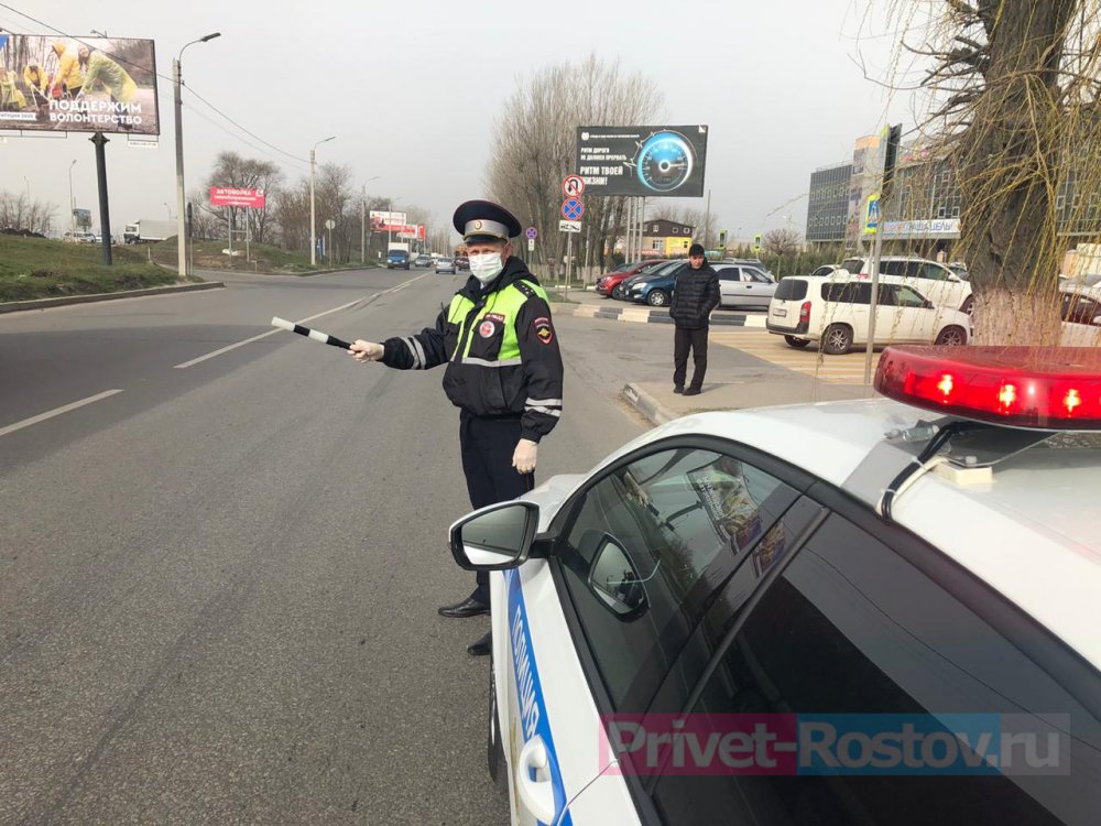 Инспекторы ДПС продолжают разворачивать въезжающие в Ростов автомобили в случае отсутствия установленных оснований