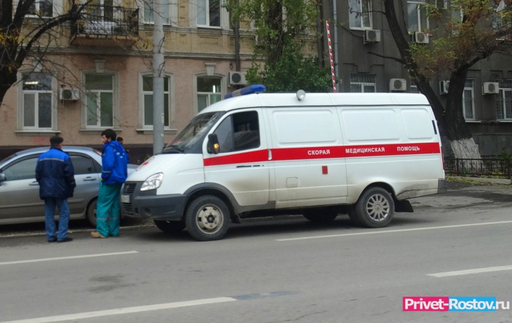 Буйный мужчина разгромил машину Скорой и напал на врачей в Ростове