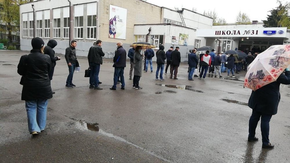 В Ростове у пунктов выдачи новых пропусков собираются огромные очереди