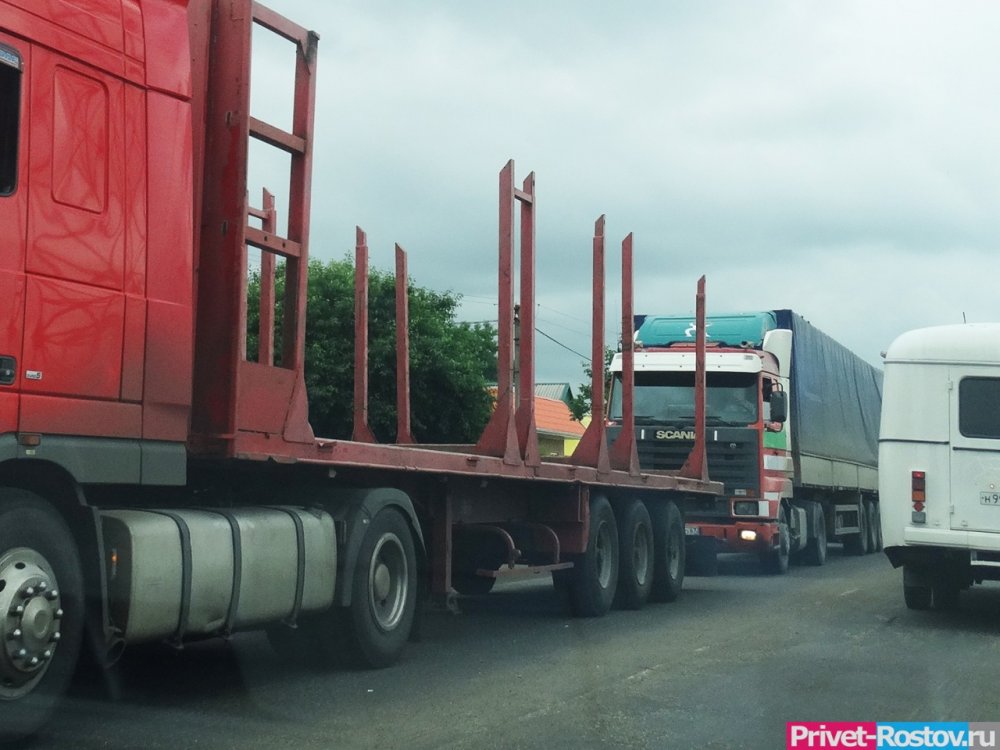 Огромное скопление грузовиков зафиксировали наблюдатели ОБСЕ на границе Ростовской области и Украины