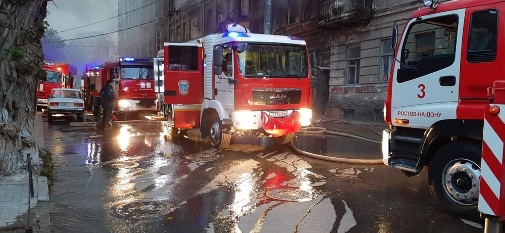 Большой пожар в центре Ростова случился в заброшенном доме