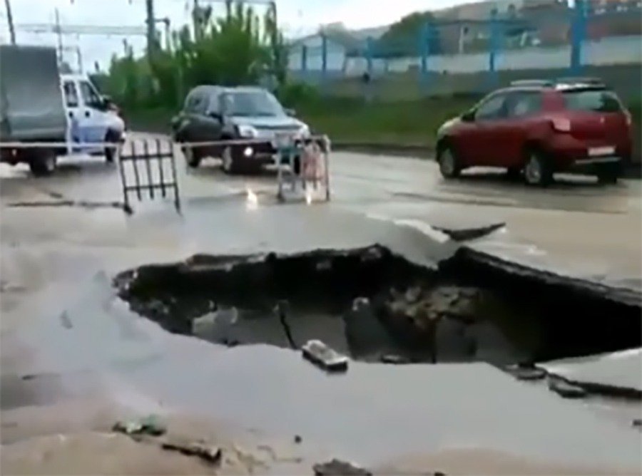 «Где яма? Это вход в метро!»: Невероятный провал в Ростове сняли на видео