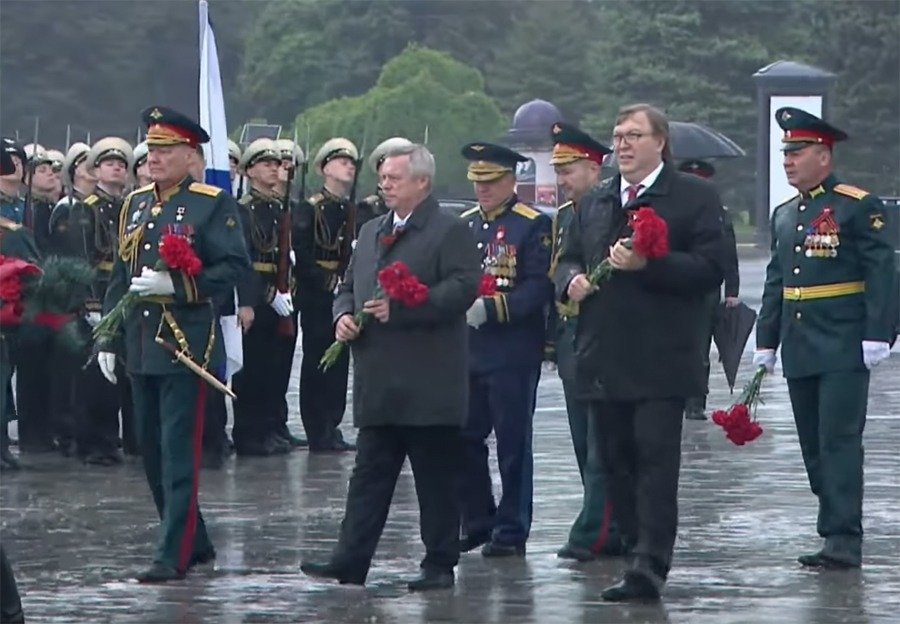 Без масок вышли на торжества в честь Дня Победы чиновники в Ростовской области