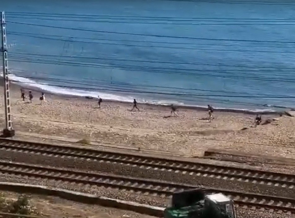 «Нас не догонят»: Видео убегающих от полиции отдыхающих на пляже в Сочи взорвало Сеть