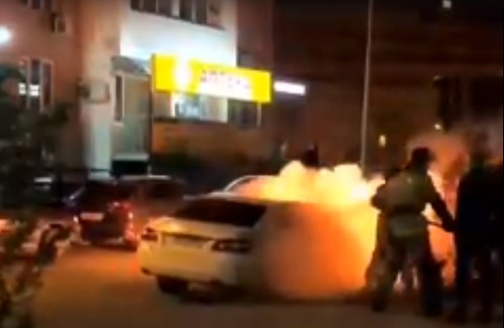 Злоумышленники сожгли Mercedes в Ростове