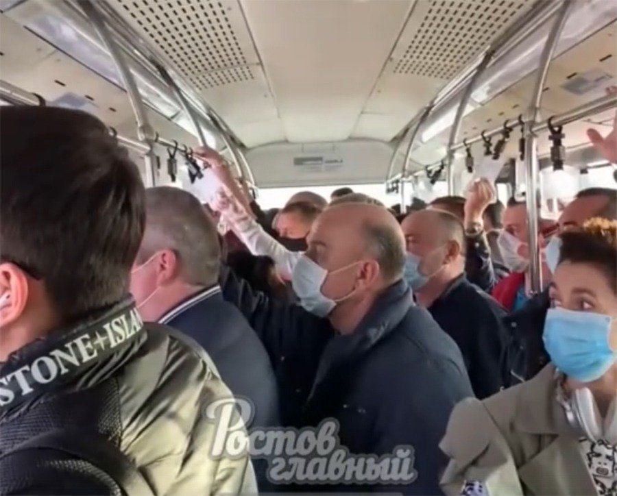 Самоизоляция пассажиров рейса «Москва – Ростов» вызвала бурную дискуссию в Сети