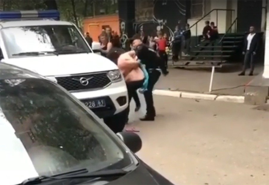 Драку с полицейскими после битья машин устроила пьяная компания в Ростове