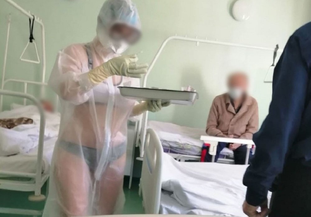 «Пациенты не против»: Медсестра пришла в палату в купальнике под защитным костюмом в Туле