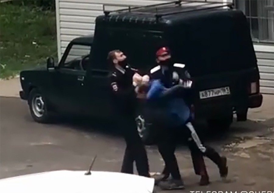 Драку "безмасочник" устроил с полицейскими в Ростовской области