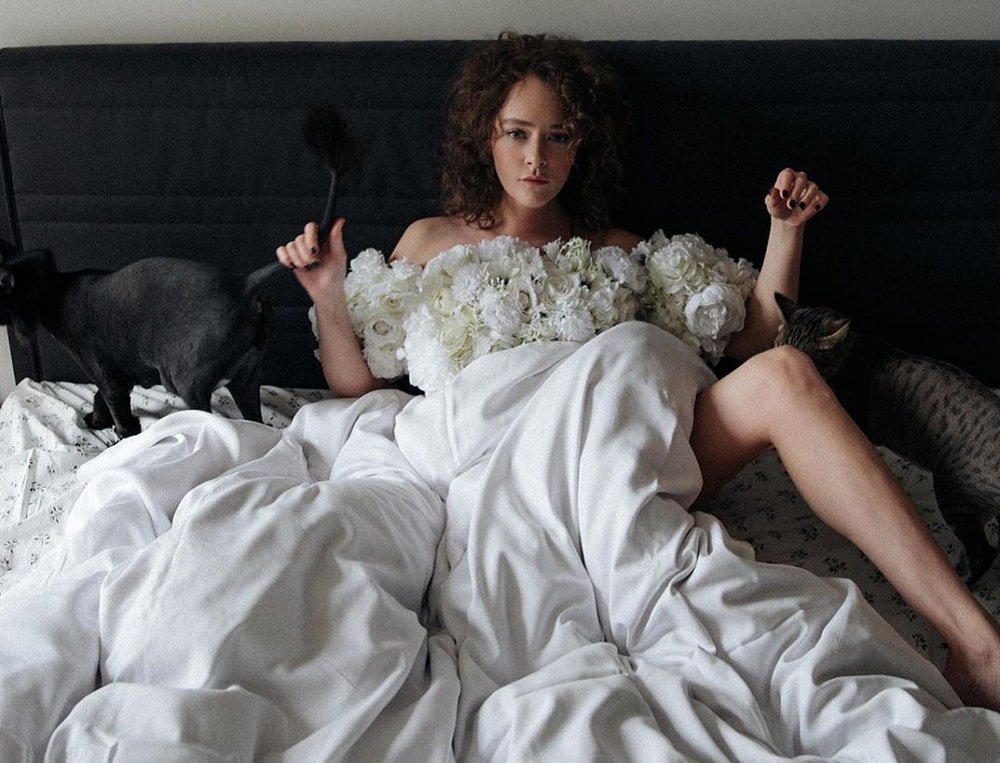 Звезда фильма «Лед» Аглая Тарасова опубликовала голое фото в постели