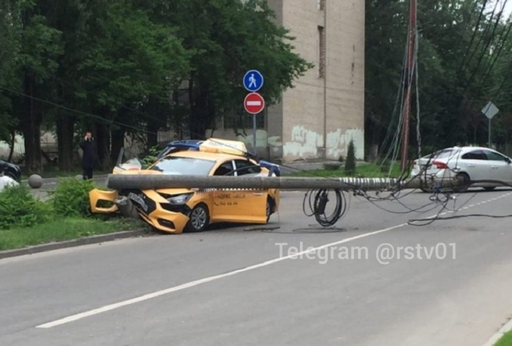 Таксист протаранил опору электропередач в Ростове