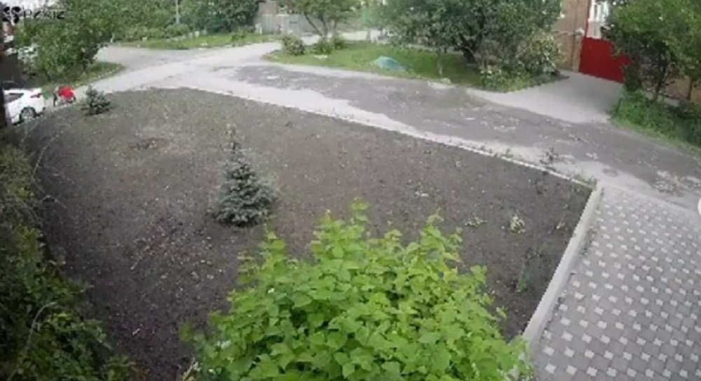 В Ростове кража неизвестными чугунной крышки от люка попала на видео