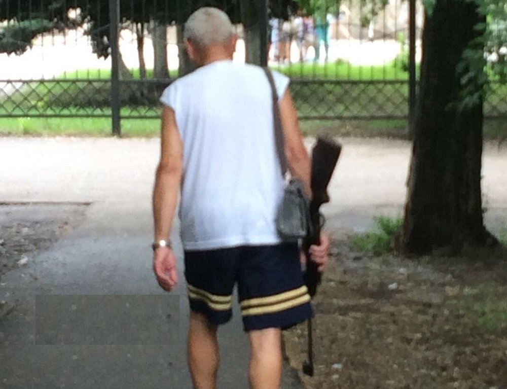 «Ворошиловский стрелок»: пенсионера с ружьем гуляющего по городу заметили ростовчане