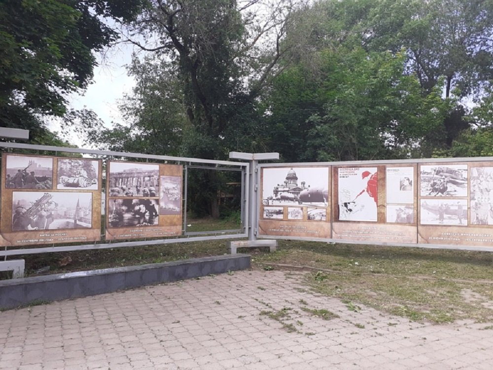 В Новочеркасске вандалы разгромили памятный стенд на входе в Александровский сад