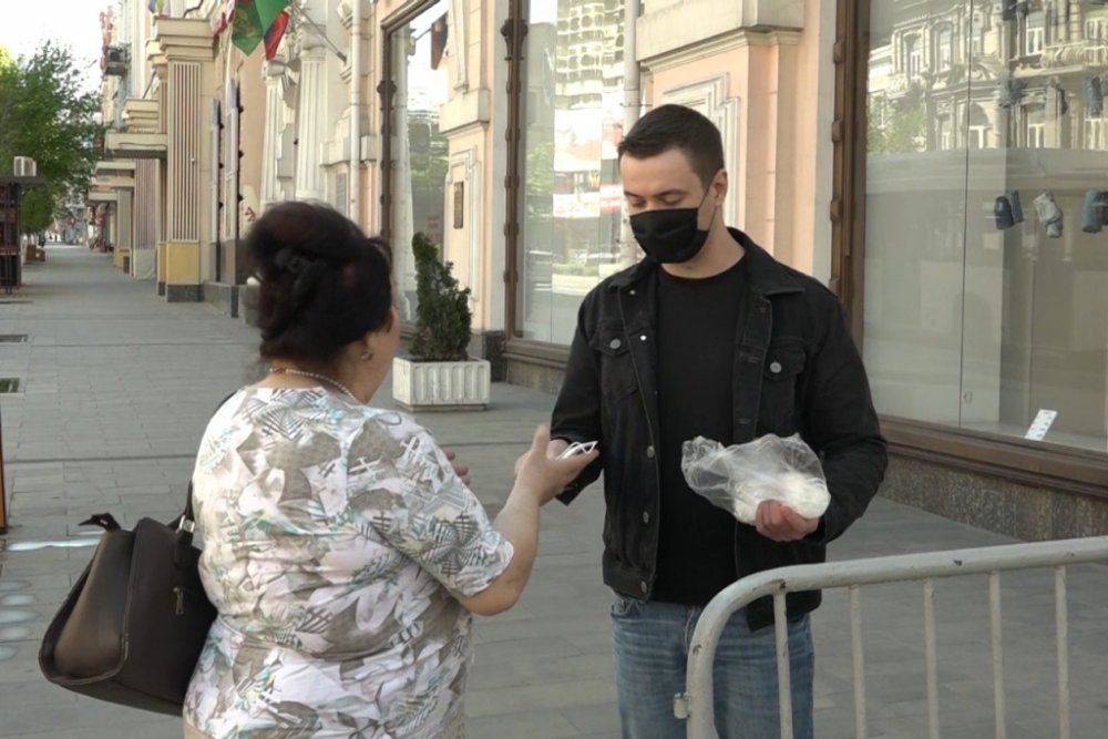 Бесплатно раздавать маски начали на улицах Ростова