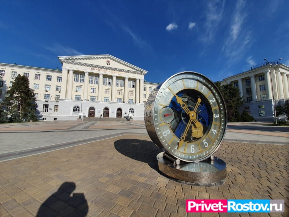 Вандалы разбили знаменитые часы у корпуса ДГТУ в Ростове