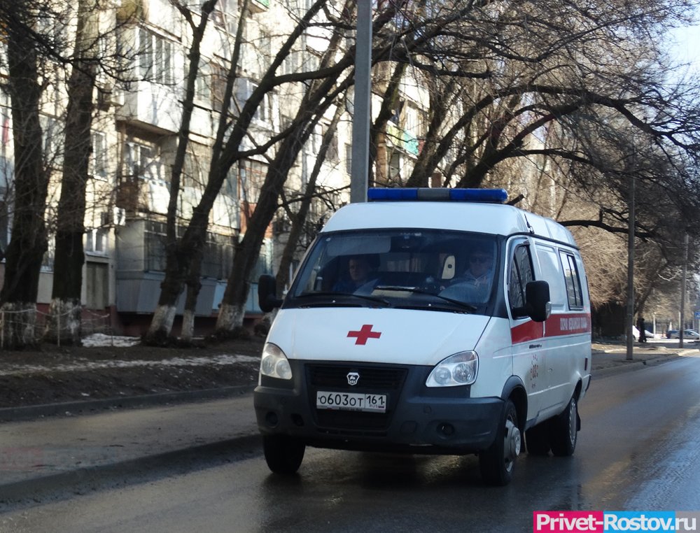 Мывший окна рабочий сорвался с большой высоты в Ростове