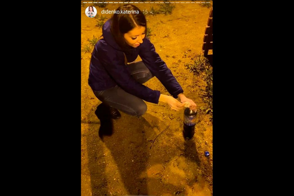 Прославившаяся на трагедии блогер Диденко проверила презервативы на прочность во дворе с приятелем