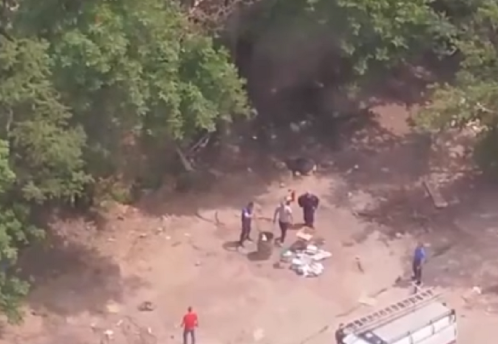 В центре Ростова сняли на видео сотрудников МЧС, тайно уничтожающих документы