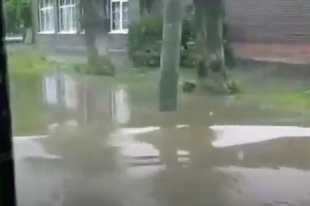 Сплав автобуса по уличной реке в Новочеркасске сняли на видео