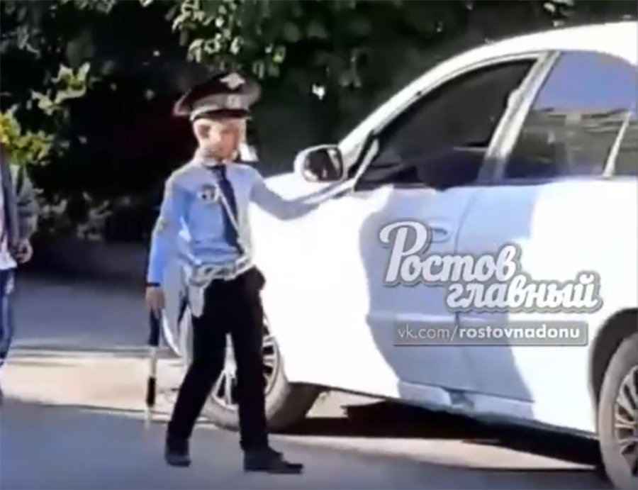 «Договориться можно конфетами»: ростовчане сняли на видео карликового «инспектора ДПС»