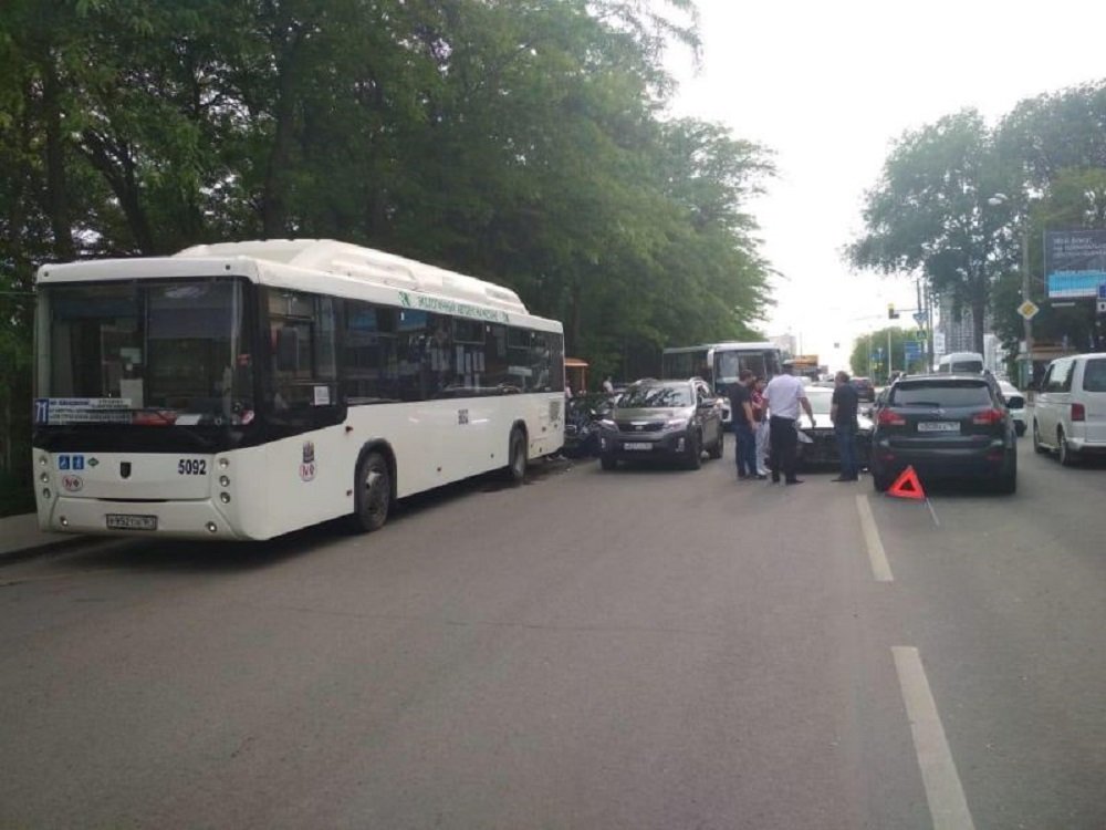 Люди пострадали в массовой аварии на Еременко в Ростове