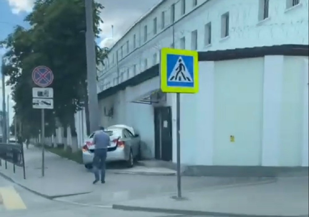 Водитель Chevrolet протаранил стену СИЗО в центре Ростова