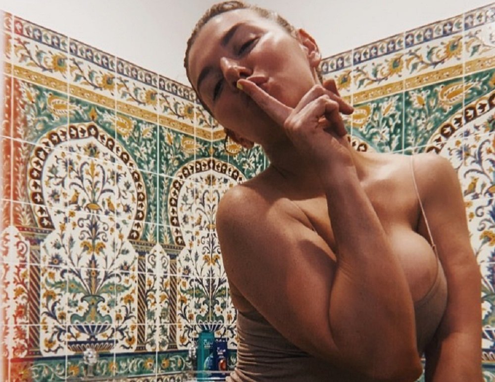 «Без фотошопа»: Анна Седокова разделась в ванной и показала целлюлит