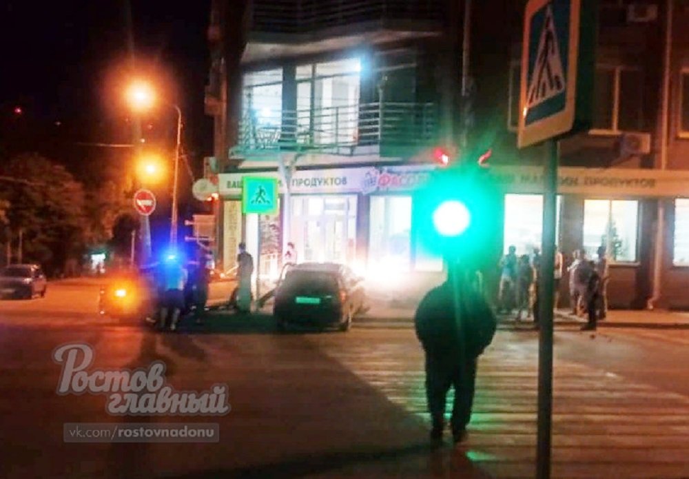 Уходя от полицейской погони водитель протаранил магазин в Ростове