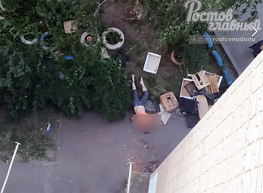 Девушка выпала из окна многоэтажки и разбилась насмерть в Ростове