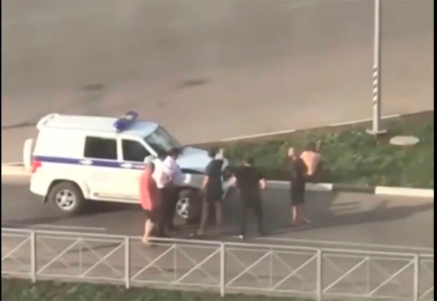 В массовую потасовку и кулачный бой на Левенцовке пришлось вмешаться полиции и медикам