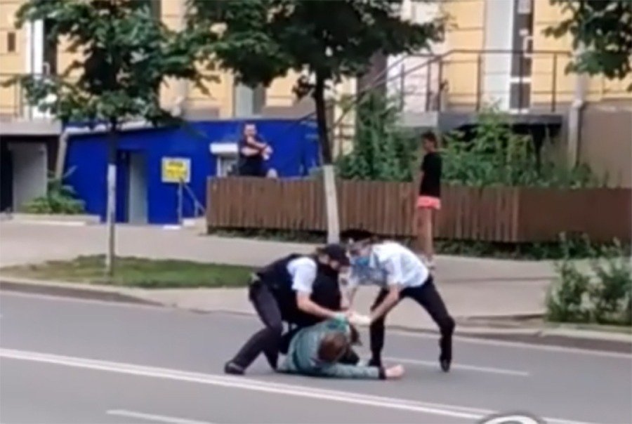 Странную женщину скрутили в центре Ростова