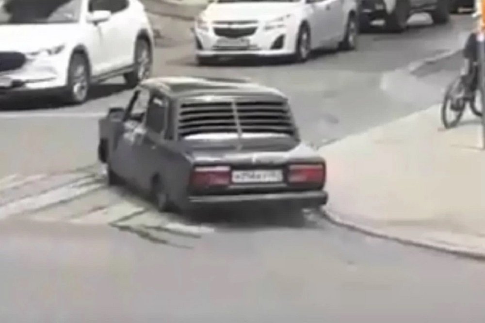 Теряющий на ходу запчасти автомобиль рассмешил жителей Ростова