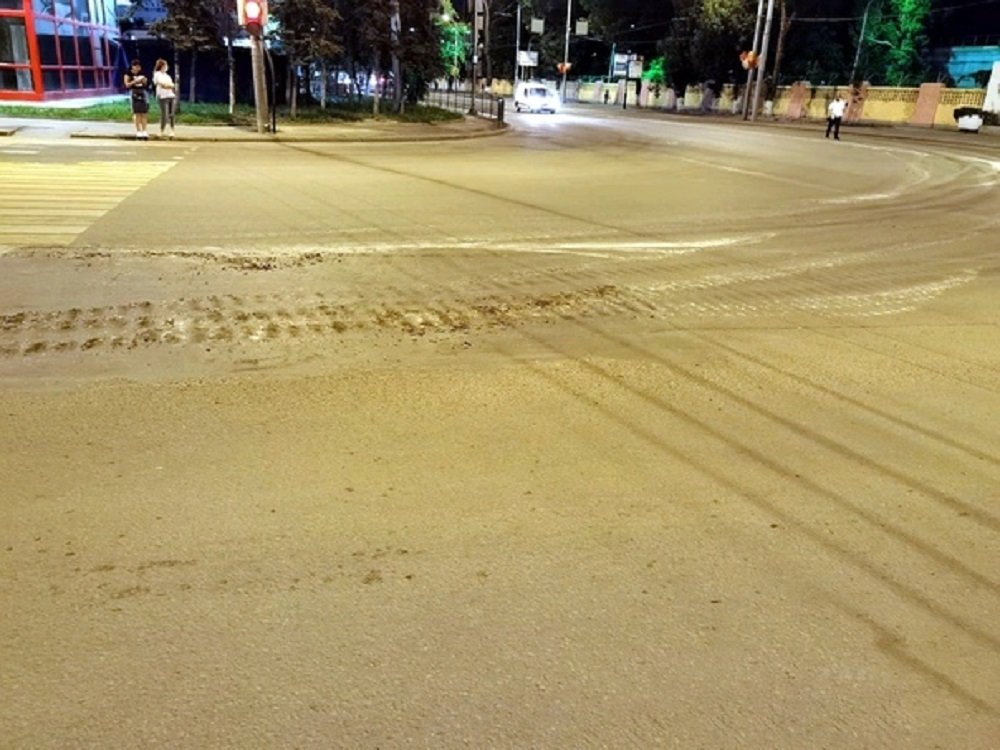 В Ростове военная техника, репетируя парад, повредила асфальт