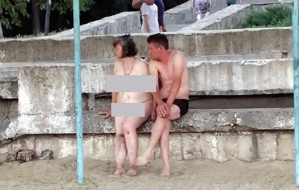 Полностью голая женщина бродила по пляжу на Северном в Ростове