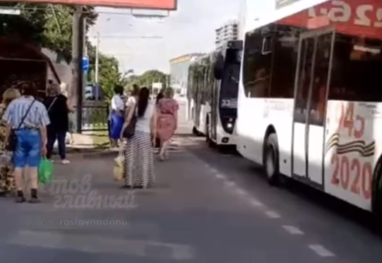 «Наездники» на автобусах, плюющие на других водителей, доводят до исступления ростовчан