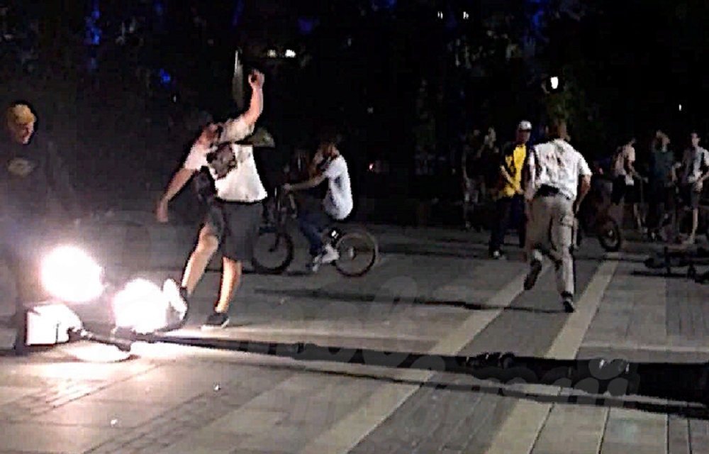 В центре Ростова велосипедисты повалили фонарь освещения