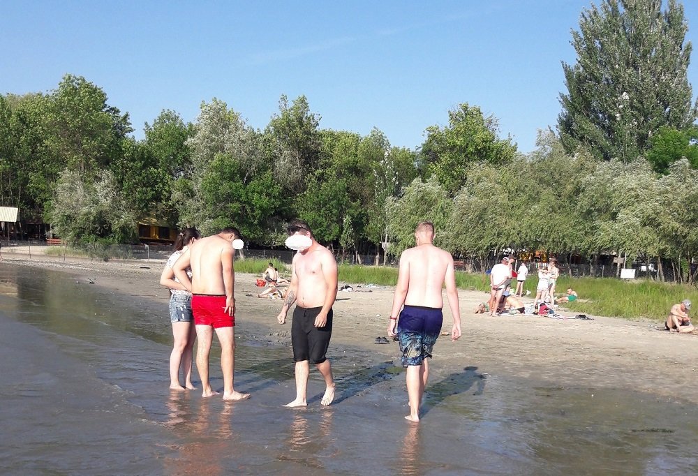 Группу ростовчан, устроивших «похороны» на общественном пляже, осудили в Сети