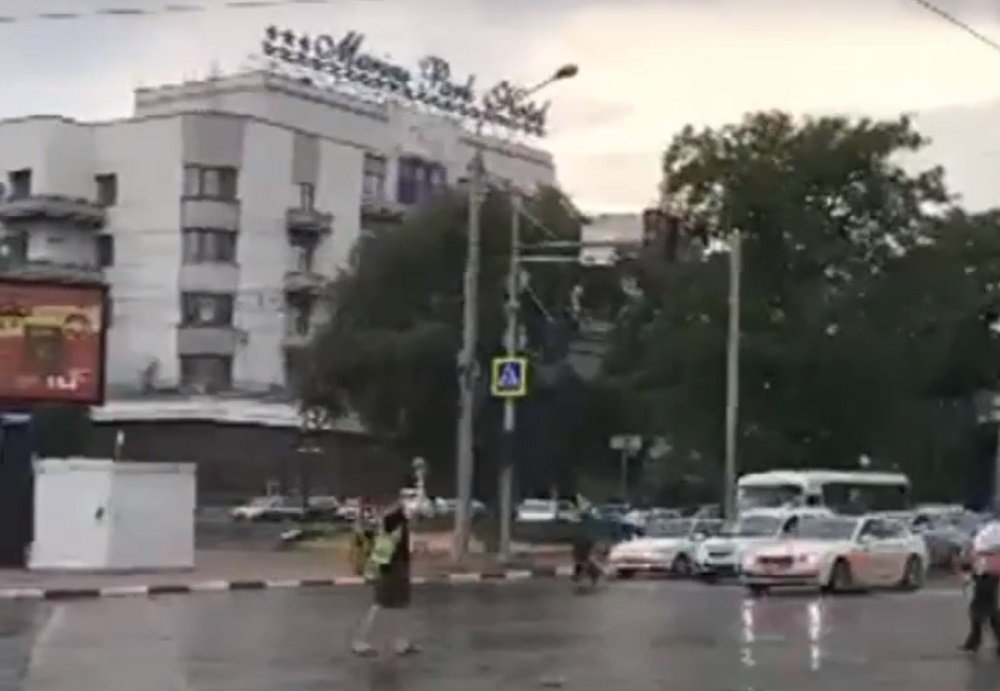 Мужчина помог разруливать движение  в центре Ростова до прибытия ГИБДД